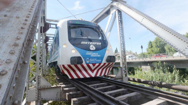 Los usuarios que cruzan el río en tren ayer tuvieron que buscar un plan B.