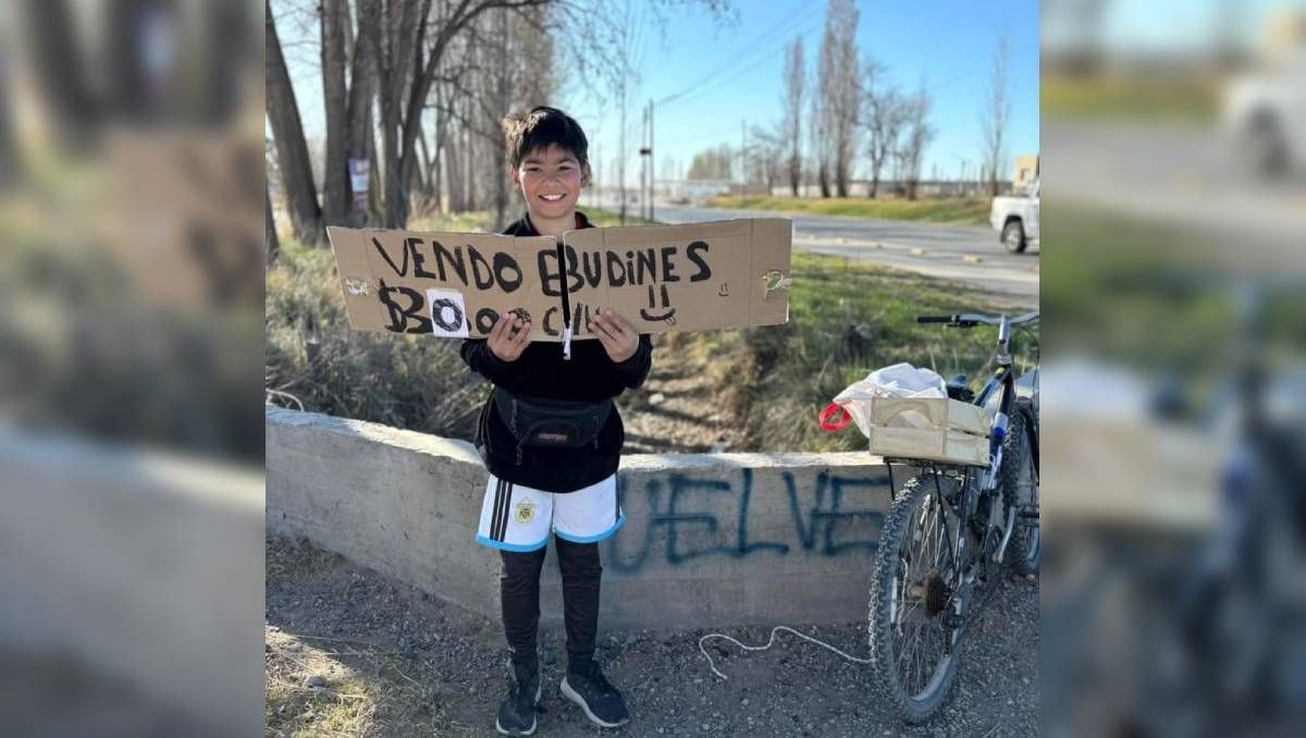 Santiago vende budines y sueña con ser como Dibu Martínez