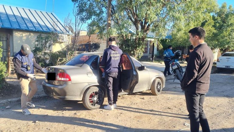 El auto del policía detenido fue requisado frente a la Subcomisaría 69 de Roca. El auto del policía detenido fue requisado frente a la Subcomisaría 69 de Roca.