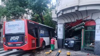El violento choque entre el coletivo y un patrullero dejó como saldo daños materiales a la pizzería contra la que impactaron y 8 personas heridas. | LMCipolletti.com El violento choque entre el coletivo y un patrullero dejó como saldo daños materiales a la pizzería contra la que impactaron y 8 personas heridas.