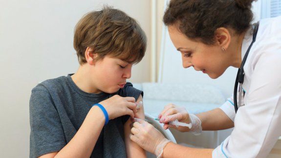 Siempre es tiempo de vacunarse y prevenir: a qué edad se coloca la única dosis contra el VPH