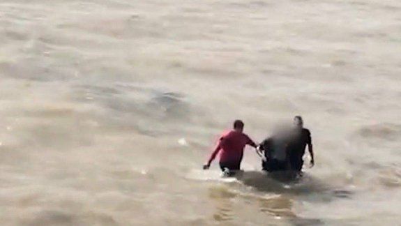 Video: dramático rescate de un hombre en el Río de la Plata
