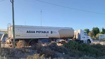 El camión cisterna contratado por el Municipio cipoleño entrega agua potable a los barrios perlenses NyC y Río Sol. A partir del mes en curso, se ha tenido que recortar la cantidad de agua que se reparte a los pobladores.