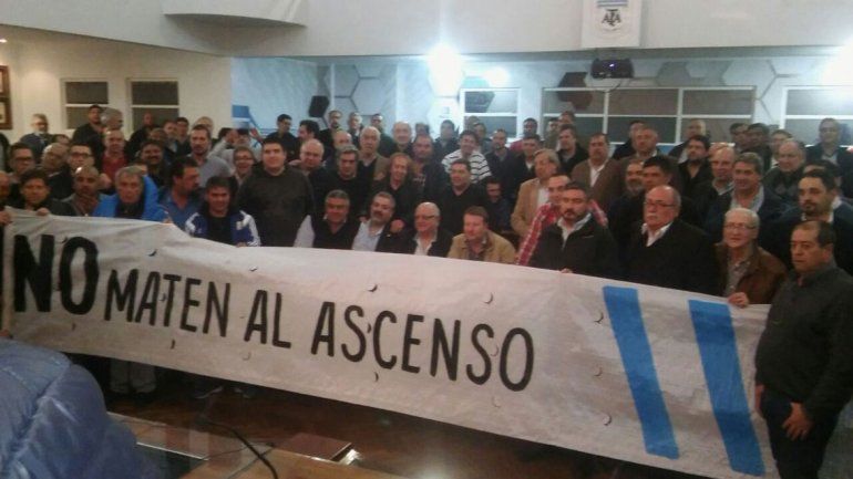 La foto de los asambleístas que anoche decidieron extender la huelga del ascenso en el fútbol de la Argentina.