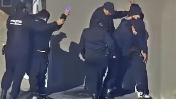 El momento de la detención de los tres sospechosos realizada por policías de la Comisaría 7ma de Cinco Saltos. 