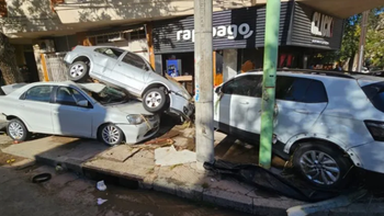 La imagen más repetida el día después en Bahía Blanca. Autos encima de otros / Fotos  