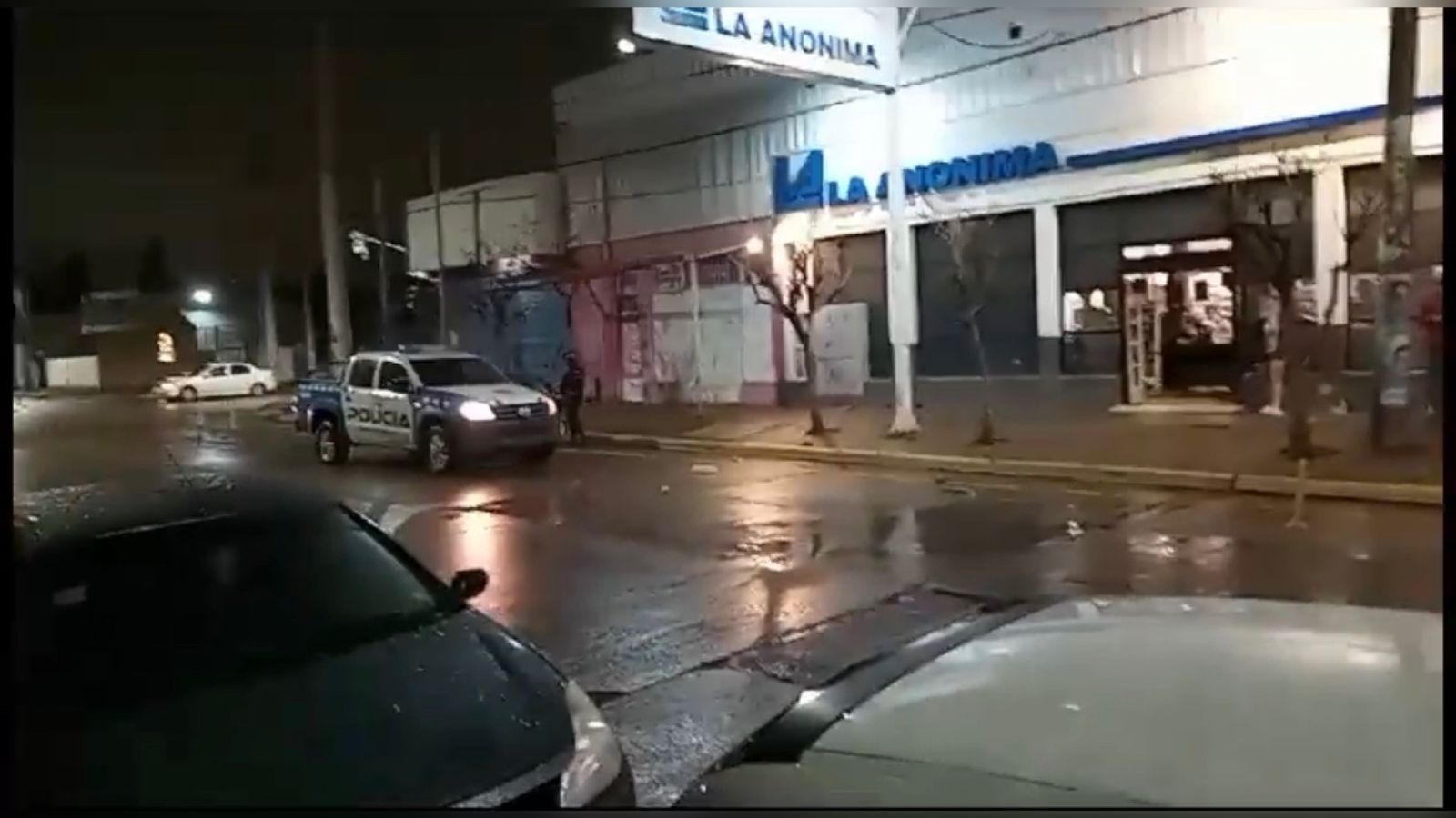 Videos: así robaron y destrozaron un supermercado en el barrio Islas Malvinas