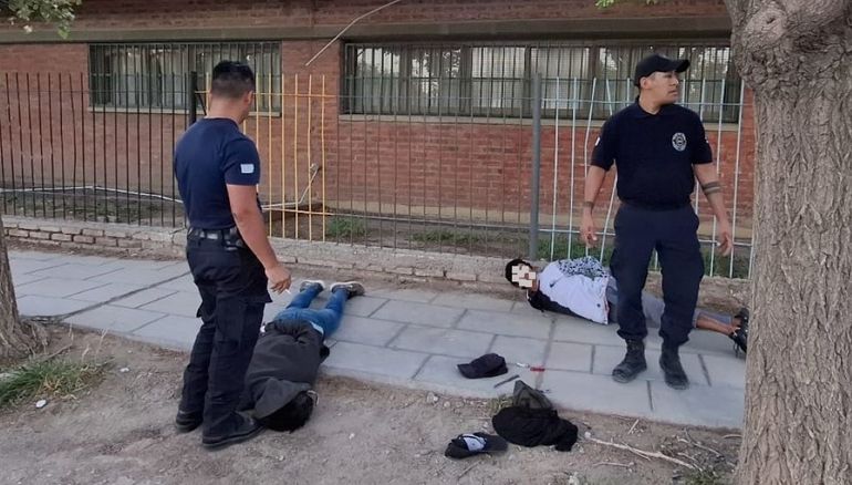 Dos de los sospechosos detenidos por la policía de las 1200 Viviendas. 