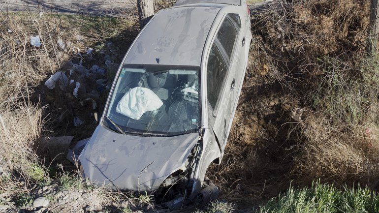Perdió el control del auto, cayó a un desagüe y le robaron las ruedas