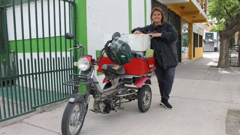 Marcela se dedica a la cocina desde hace años. Recorre la ciudad vendiendo torta fritas, panes rellenos y otras delicias. Foto: Silvina Ojeda. Marcela se dedica a la cocina desde hace años. Recorre la ciudad vendiendo torta fritas, panes rellenos y otras delicias. Foto: Silvina Ojeda.
