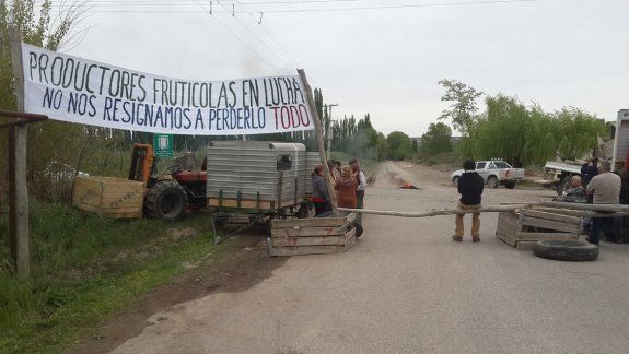 Chacareros de todas las ciudades del Alto Valle bloquearon el ingreso a la empresa petrolera YSUR, en Allen.