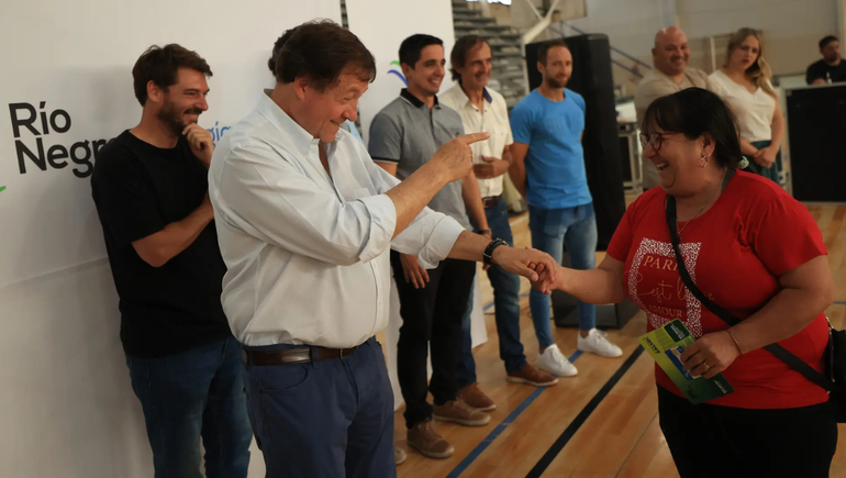 El Gobernador, Alberto Werentilneck encabezó la entrega de 120 tarjetas sociales en Cipolletti. El Gobernador, Alberto Werentilneck encabezó la entrega de 120 tarjetas sociales en Cipolletti.