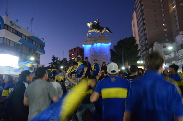 Búscate en las fotos: El loco festejo de los xeneizes en el Alto Valle