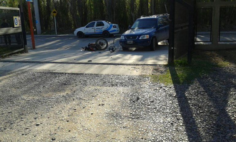 El pleno ingreso al estacionamiento quedaron la camioneta y la moto. 
