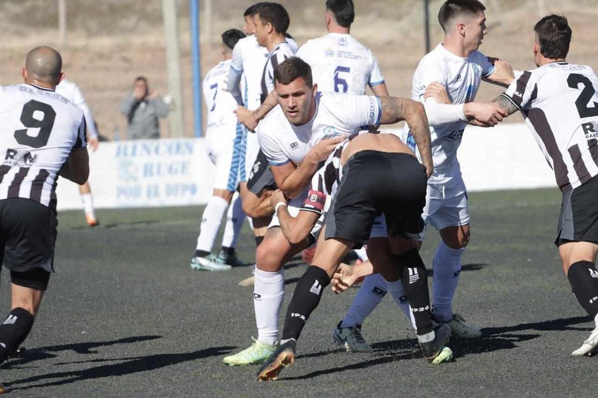 Deportivo Rincón y Cipolletti, en una verdadera batalla futbolística por el Federal A. Foto: gentileza Luis Amaolo&nbsp;