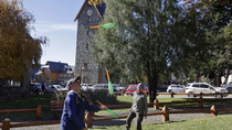 La aprobación del proyecto fue celebrada por los artistas callejeros con malabares y bailes en el Centro Cívico.&nbsp;