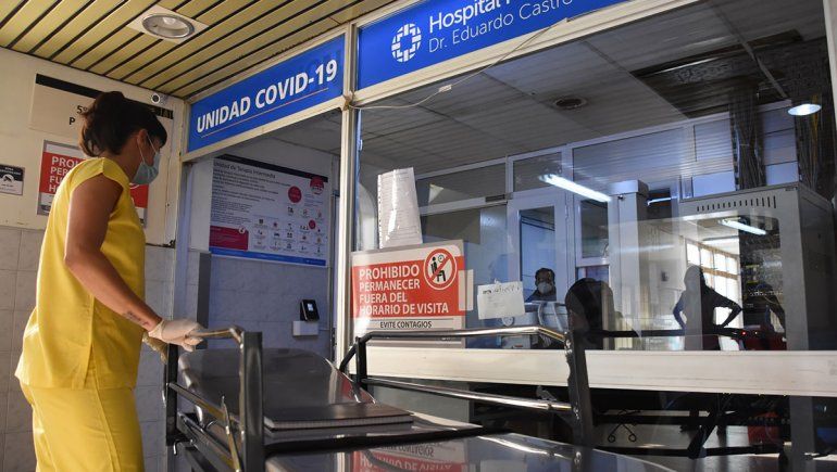 Hay 57 neuquinos con COVID que esperan por una cama