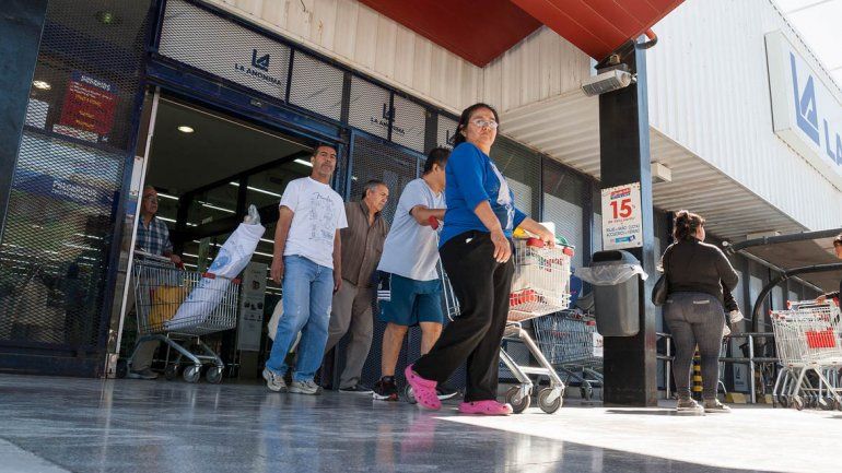 Mañana los comercios cerrarán sus puertas a las 14