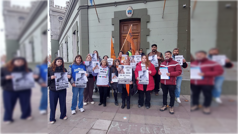 El reclamo se llevó a cabo frente a la Casa de Gobierno de Neuquén y estuvo encabezado por la madre de Silvia Cabañares. Foto: Gentileza.