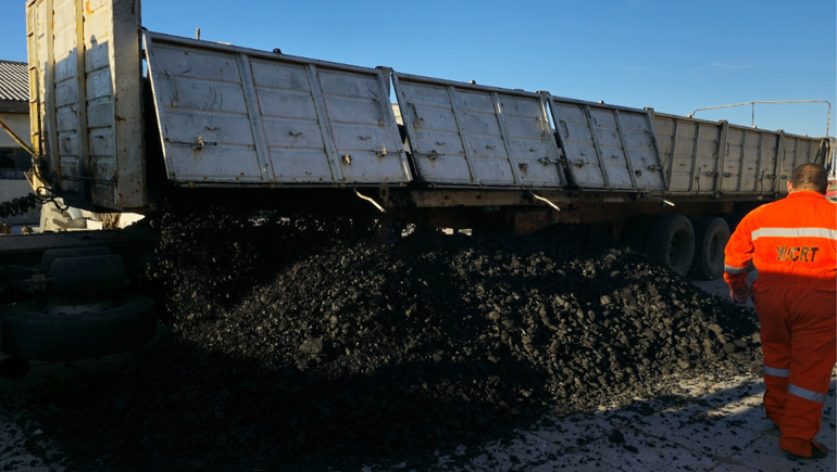 La provincia inició prueba piloto con carbón proveniente de YCRT para el plan calor 2025.
