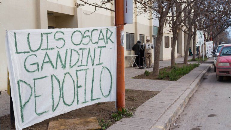 El acusado fue escrachado en los tribunales por distintas organizaciones.