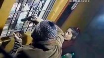 video: apuntan con un arma a un nene de 3 en el robo a un kiosco