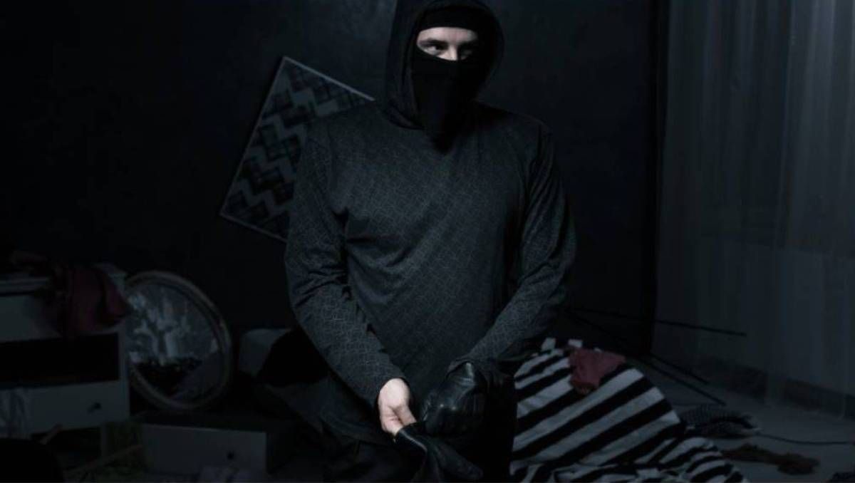 Ladrones entraron al garage de una casa y robaron varios elementos.