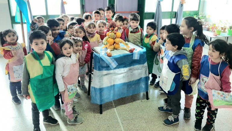 Pequeños cipoleños participan en un concurso por un año de frutas gratis