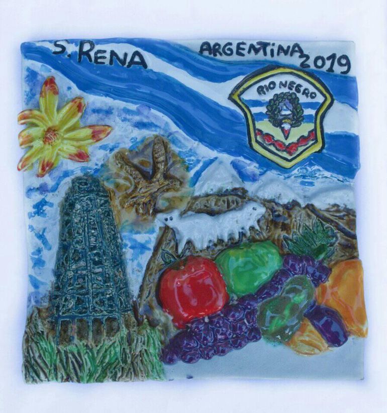 En 2020, envió una pieza de cerámica a una convocatoria internacional en Croacia. Allí plasmó la identidad argentina y rionegrina.