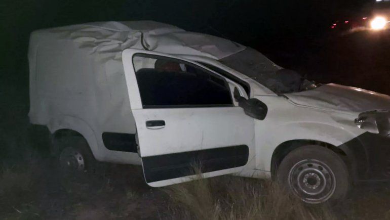 Perdió el control de la camioneta y volcó sobre la Ruta 22