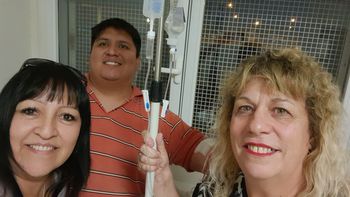 El joven cipoleño Maximiliano Espinoza falleció de peritonitis. Vivía solo y no tenía familiares en la ciudad. Tenía una madre del corazón, cuyos hijos eran sus amigos. Fue atendido en el Hospital local y en el de Allen.