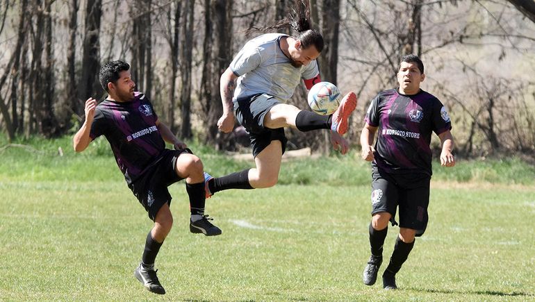 El fútbol amateur reúne a miles durante los fines de semana de todo el año.