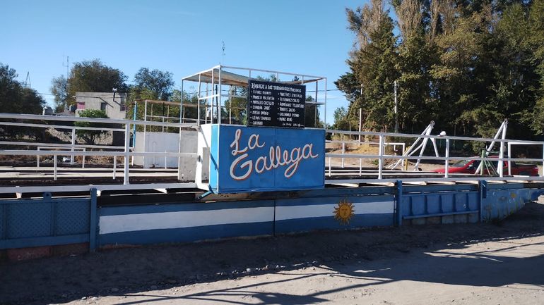 La vieja balsa La Gallega, que en el pasado vinculaba Las Perlas y Neuquén, ahora se muestra reluciente, gracias a las refacciones y a la pintada general que le hizo el vecino Mario Otárola. El poblador está por terminar ahora labores de pintado en una plaza. 