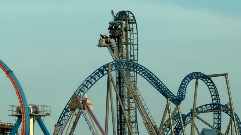 Ocho personas quedaron atrapadas durante horas en una montaña rusa a 30 metros de altura en Texas | LMCipolletti.com Ocho personas quedaron atrapadas durante horas en una montaña rusa a 30 metros de altura en Texas