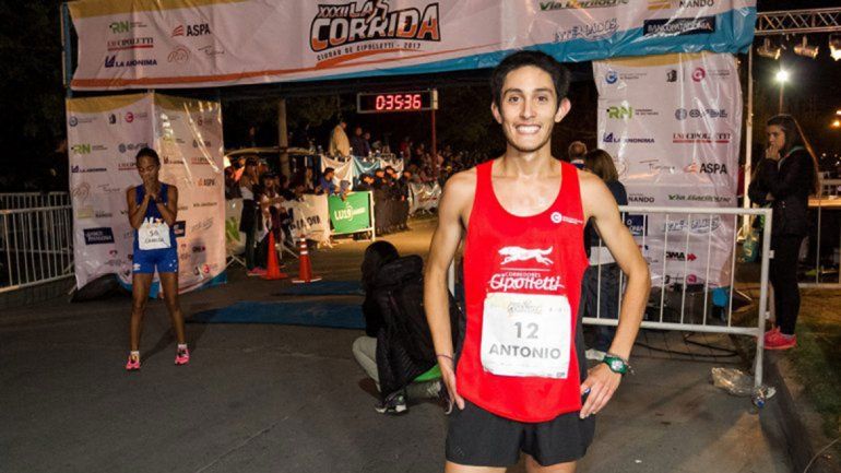 La postal de Ruiz liderando el pelotón de los 1500 metros en el Cenard.