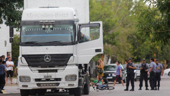 camion arrollo a dos policias: ambas tienen heridas graves