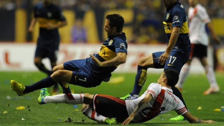 La histórica patada de Vangioni al Burrito Martínez en el Superclásico de la Sudamericana 2014. 