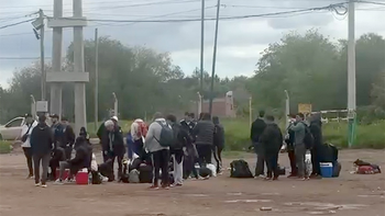 Los pasajeros de dos colectivos, entre ellos muchas caras conocidas de Cipo, quedaron varados. Los pasajeros de dos colectivos, entre ellos muchas caras conocidas de Cipo, quedaron varados.