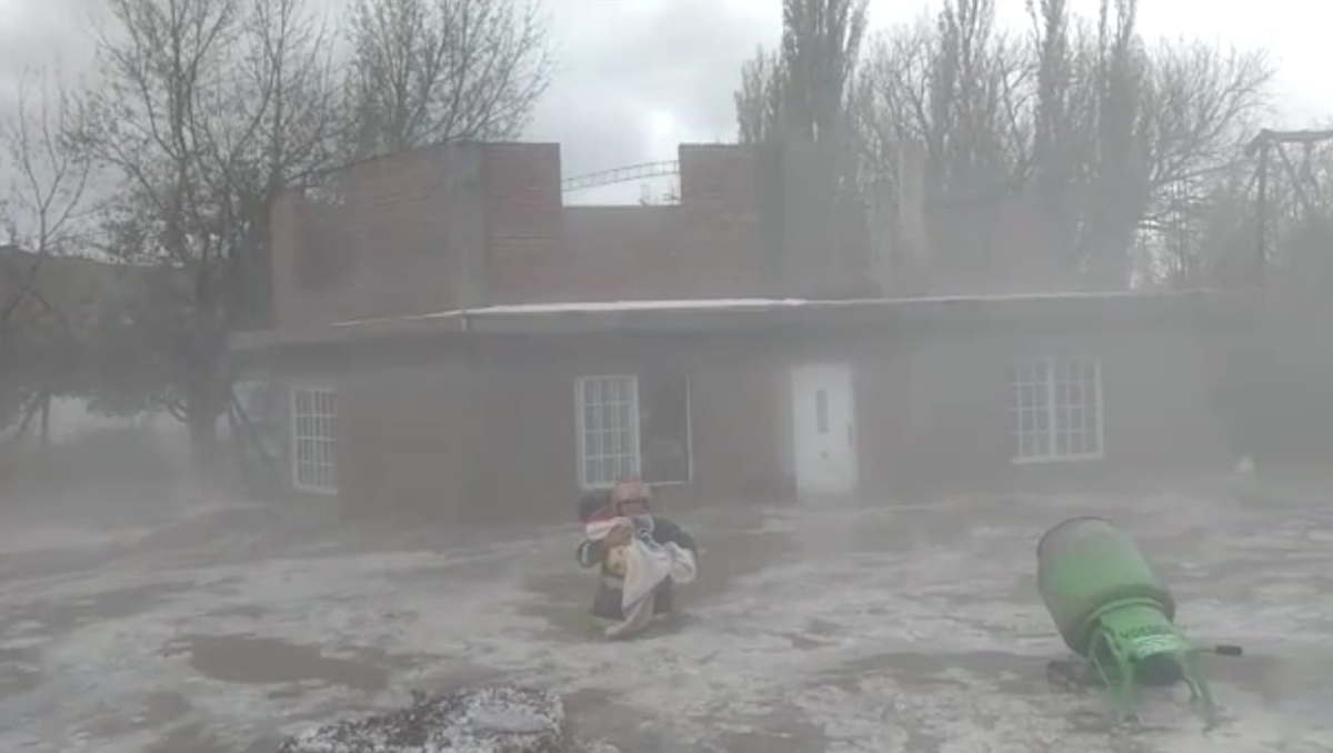 Un fuerte temporal de lluvia y granizo azotó al norte neuquino
