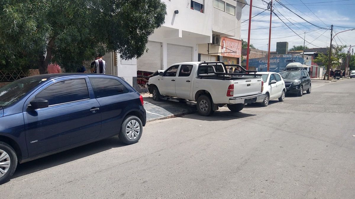 La mujer conducía la camioneta en estado de ebriedad y causó heridas graves a un vecinos y serios daños materiales.&nbsp;