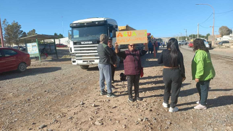 Los vecinos permanecerán el tiempo que sea necesario, hasta que algún funcionario de respuestas.
