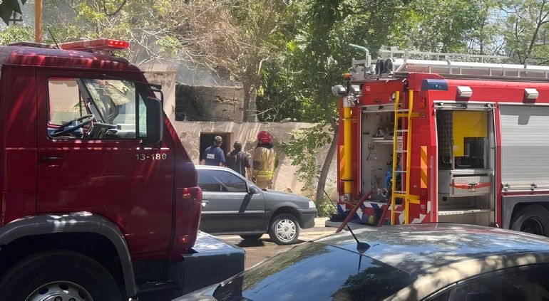 Bomberos apagaron el incendio que se desató en una casa donde vive un hombre que padece acumulación compulsiva.&nbsp;