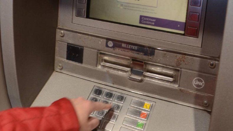 Quiso vender un mueble en redes y le hackearon la cuenta: 21 extracciones y un préstamo en 10 minutos | LMCipolletti.com Quiso vender un mueble en redes y le hackearon la cuenta: 21 extracciones y un préstamo en 10 minutos