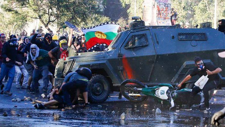 El impresionante momento en que un vehículo de Carabineros aplasta a un manifestante en Chile