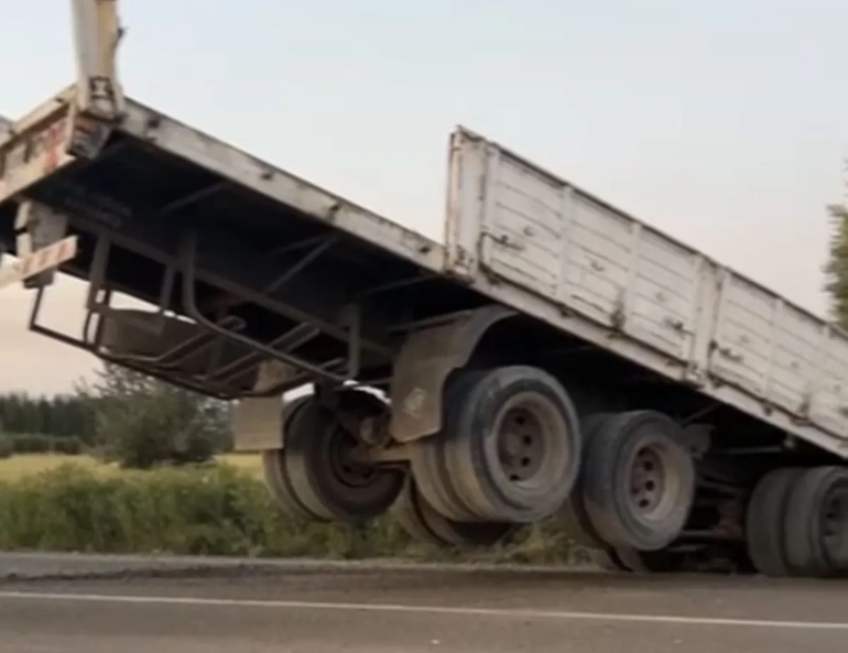 El acoplado quedó elevado sobre la calzada de la Ruta 22. El acoplado quedó elevado sobre la calzada de la Ruta 22. 
