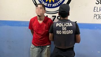 El hombre detenido por la policía cuando asaltaba a dos menores junto a un cómplice que alcanzó a escapar.&nbsp;