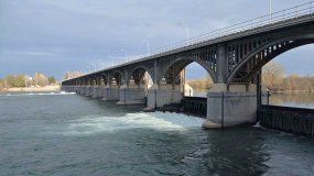 Terminó la temporada de riego y cierran las compuertas del Dique Ballester. | LMCipolletti.com Terminó la temporada de riego y cierran las compuertas del Dique Ballester.