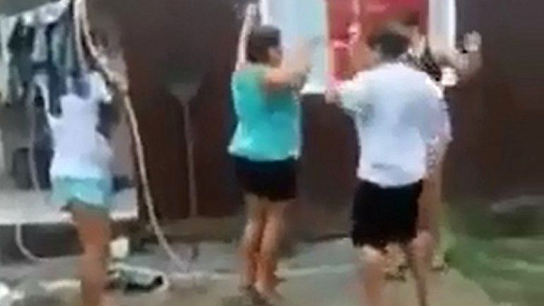 Jugaban con agua y les pasó algo inesperado