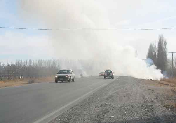 Quema de pasto provocó una densa humareda en la Ruta Nacional 22