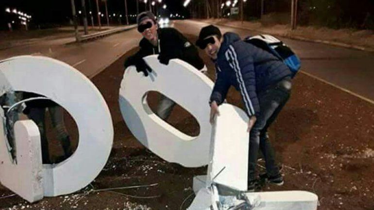 Rompieron las letras del ingreso a Fernández Oro y lo subieron a Facebook.